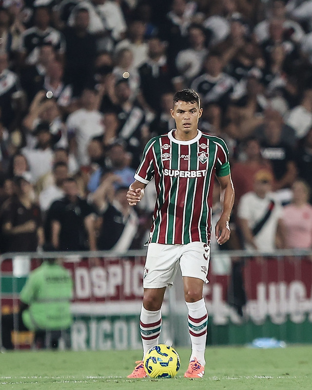O bom filho a casa torna? Thiago Silva aparece em vídeo de gigante europeu
