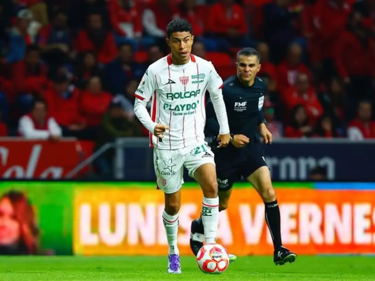Vasco negocia com meia colombiano que joga no futebol mexicano