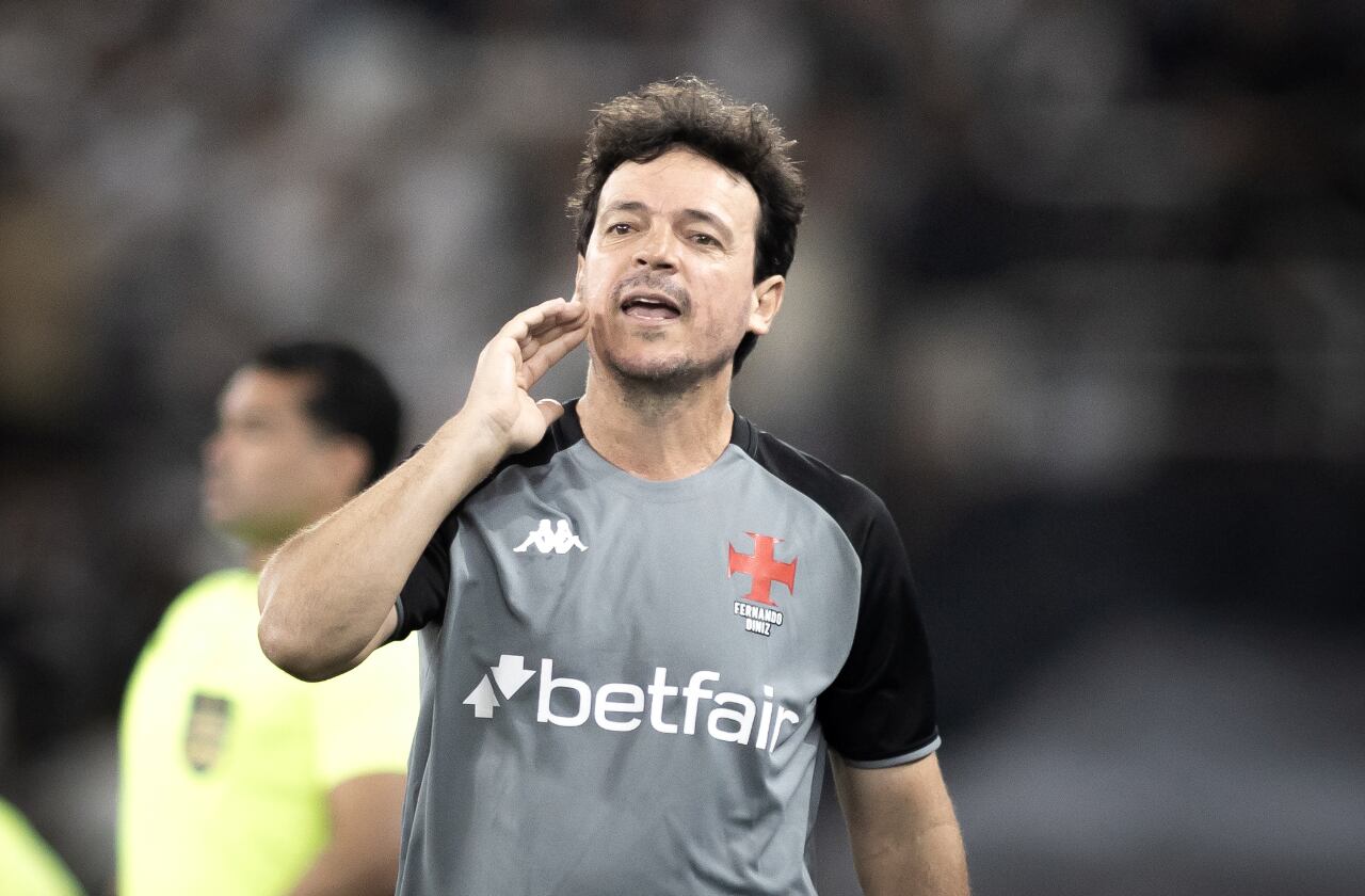 Vasco negocia contratação de zagueiro elogiado por Fernando Diniz