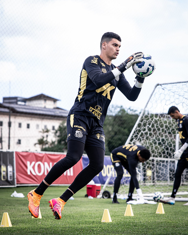 Visando a temporada 2026, Gabriel Brazão se reapresenta antes e treina sozinho no CT Rei Pelé