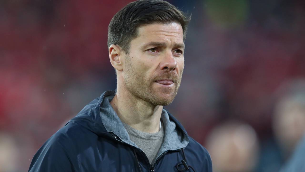 Técnico Xabi Alonso no comando do Real Madrid durante a temporada de 2025, cercado por cobranças por desempenho e gestão do elenco estrelado.