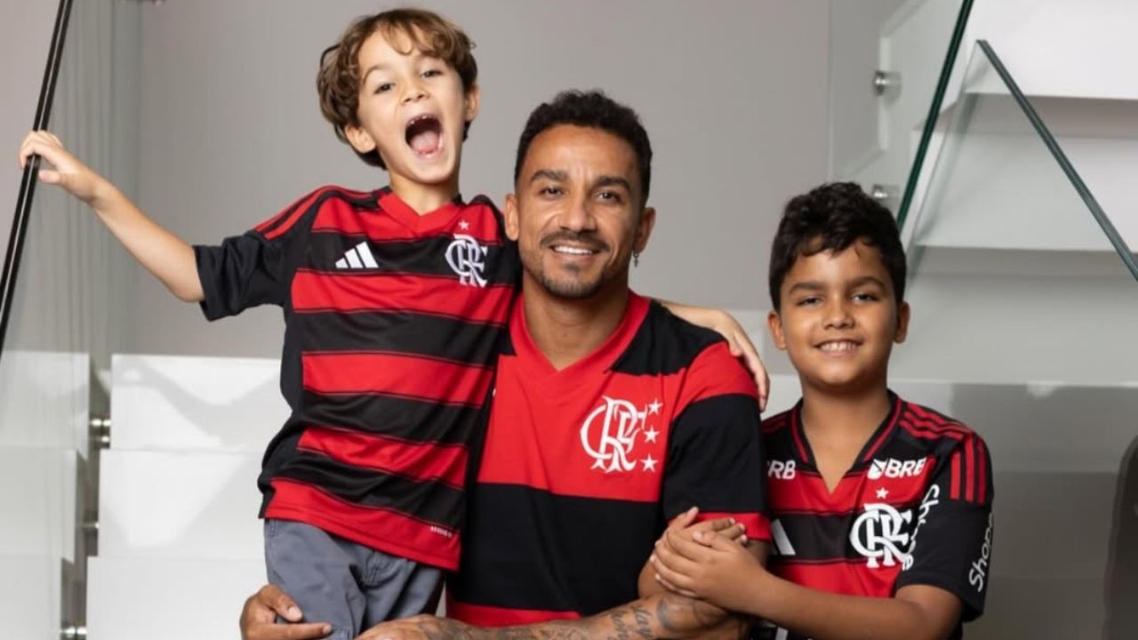 filho de Danilo deixa pai sem reação ao declarar amor por rival carioca