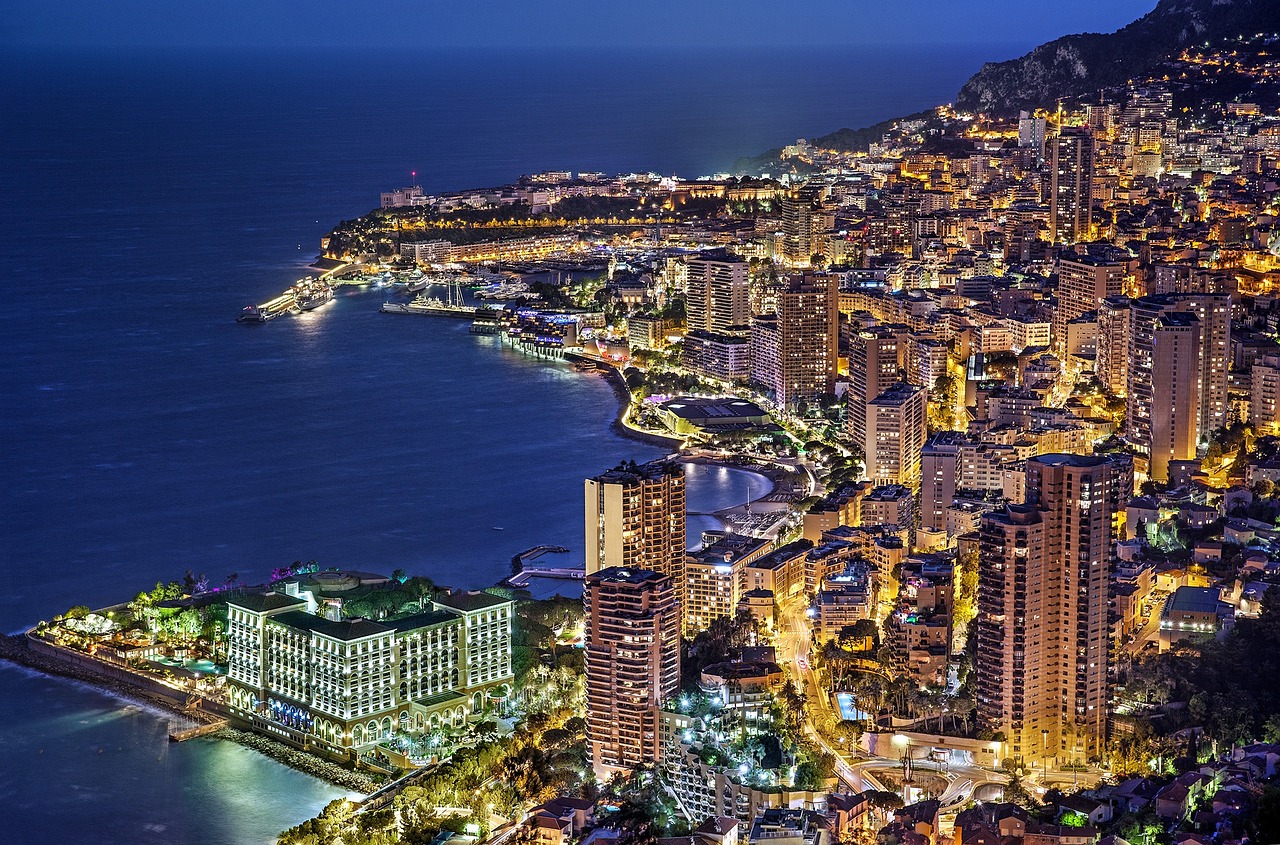 A vida de luxo dos jogadores em Monaco: iates, festas e glamour