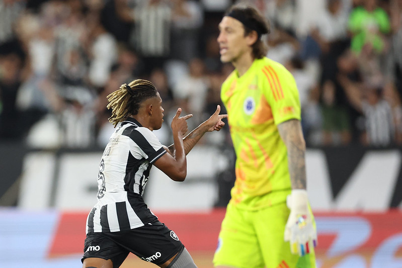 Botafogo goleia na estreia do Brasileirão e afasta a crise