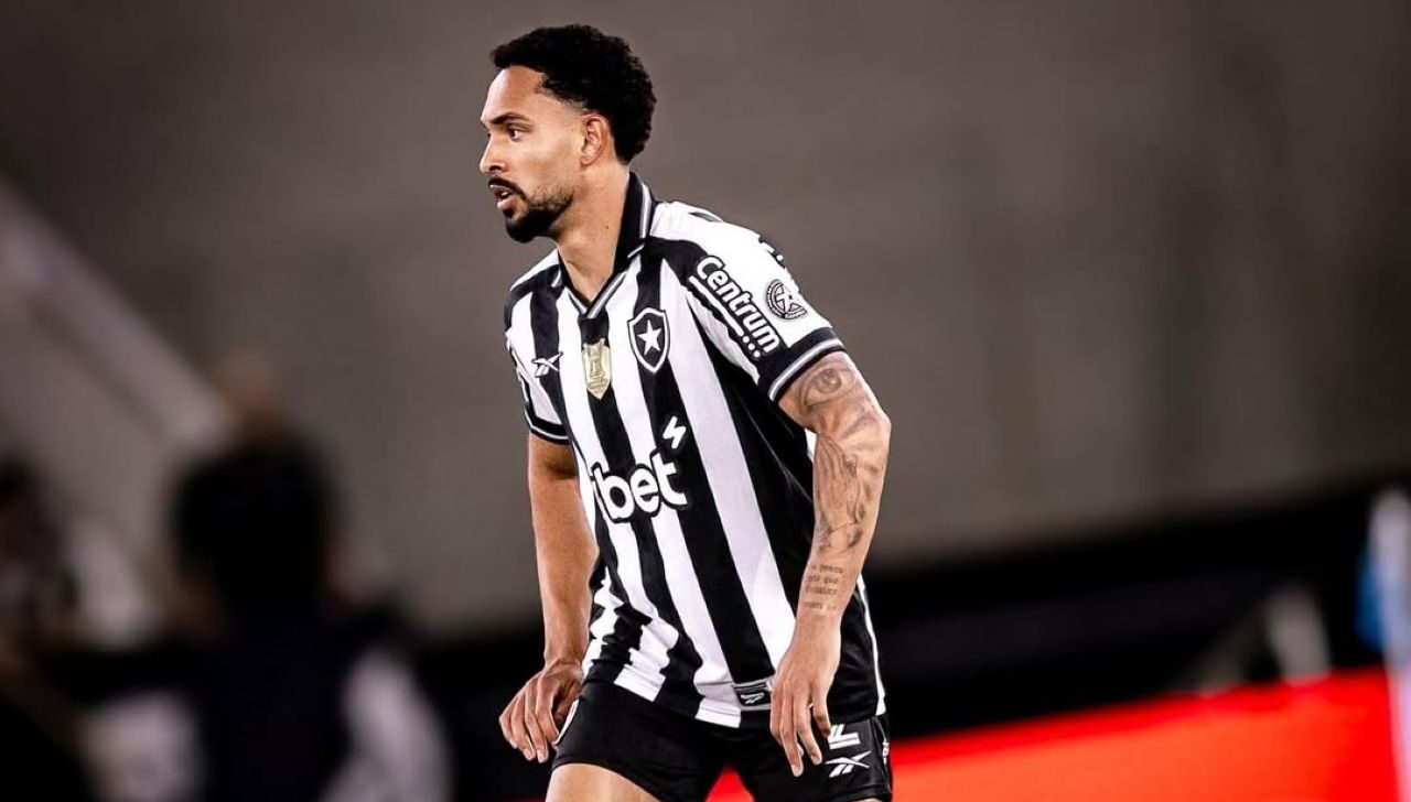 Botafogo pode vender Vitinho na próxima janela; Atlético de Madrid lidera o interesse pelo lateral (Instagram @vitinho2)