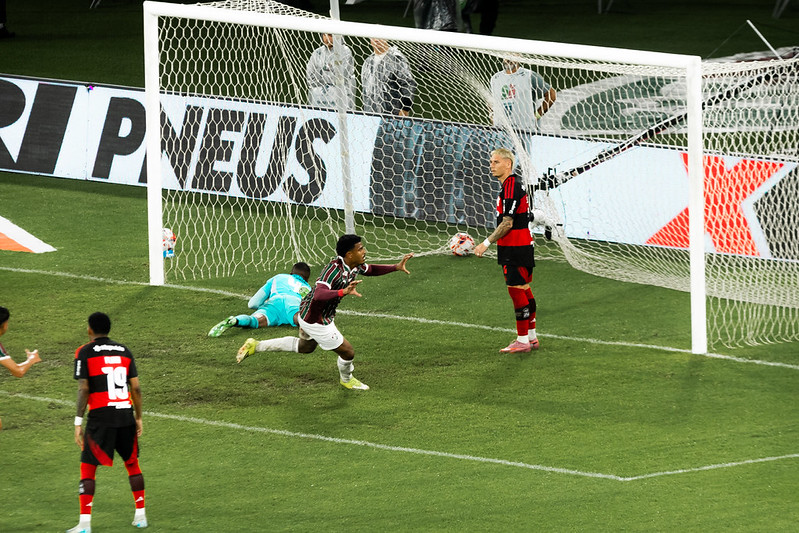 Em noite de muita chuva Fluminense vence, encaminha classificação e complica o Rubro Negro