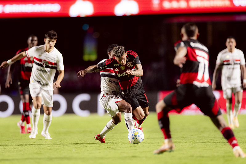Flamengo sai na frente, mas cede a virada no Morumbis