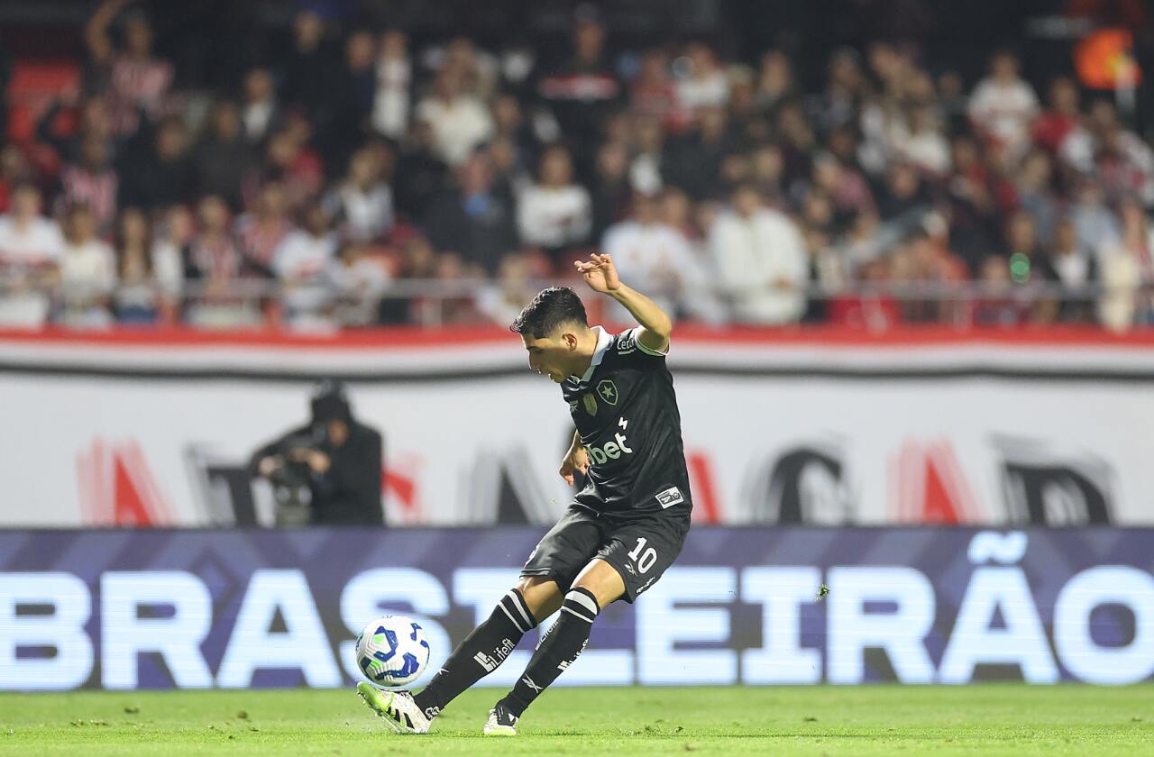 Fluminense faz consulta pelo meia Savarino, do Botafogo