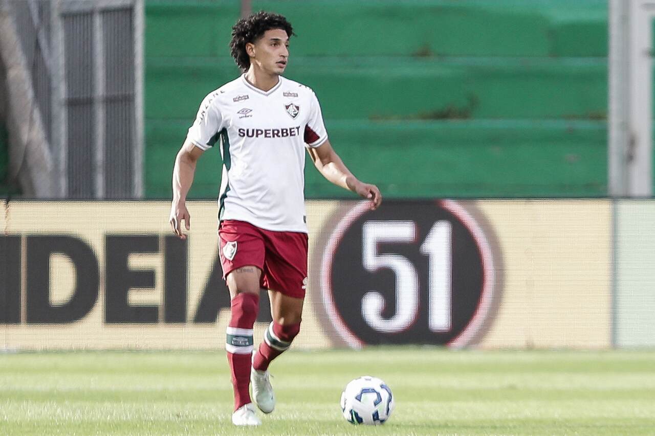 Fuentes pode sair do Fluminense e futuro do lateral agita bastidores em 2026