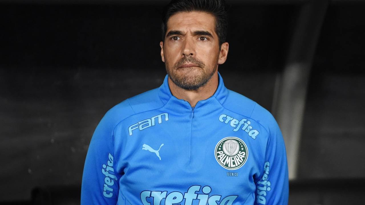 Interesse do Chelsea em Abel Ferreira ganhou força na Inglaterra, mas o técnico segue firme no Palmeiras