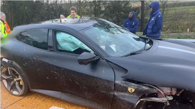 Jogadores do Tottenham sofrem acidente de carro em véspera de jogo da Champions League