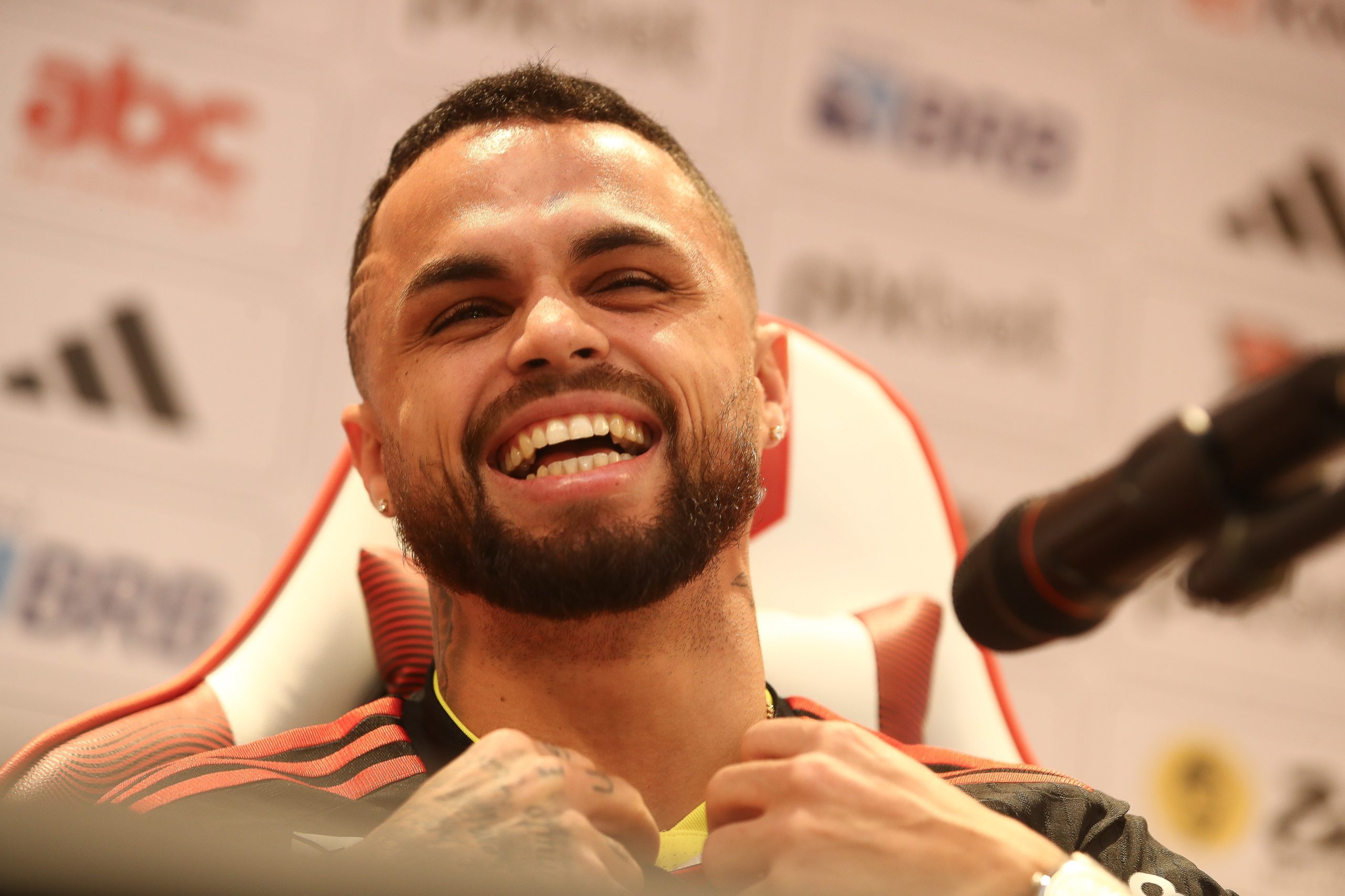 Michael rescinde com o Flamengo e fica livre no mercado