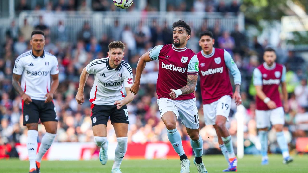 Lucas Paquetá, camisa 10 do West Ham, disputa a bola aérea com jogadores do Fulham.