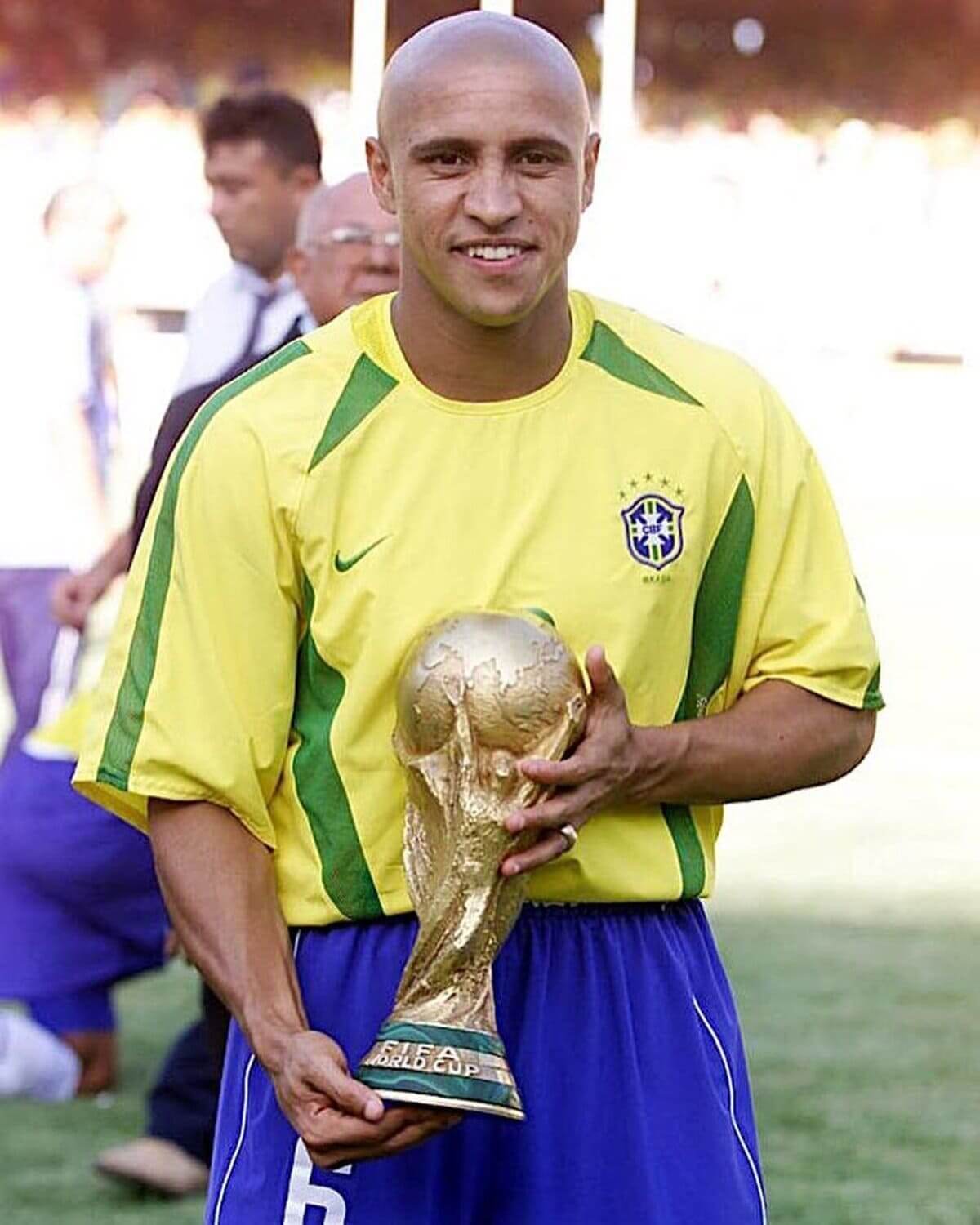 Roberto Carlos recebe alta de hospital depois de passar por cirurgia de emergência no coração