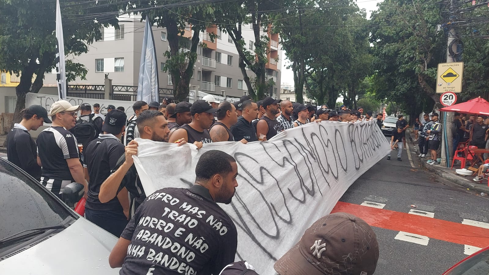 Torcedores fizeram protestos contra John Textor
