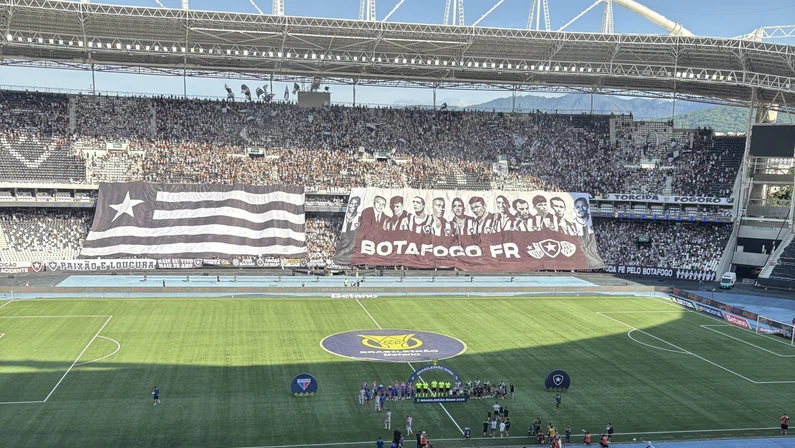 Torcida do Botafogo faz enquete para definir retirada ou não de Marlon Freitas do bandeirão de ídolos