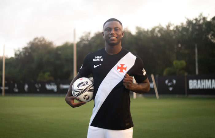 Vasco anuncia oficialmente contratação do atacante Hinestroza