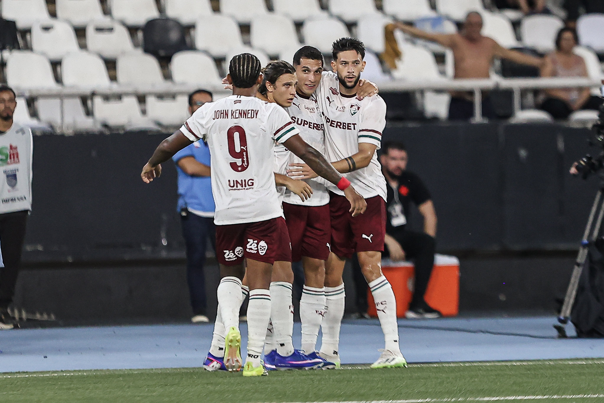 Com um a menos, Fluminense bate o Vasco e larga na frente na semifinal do Carioca