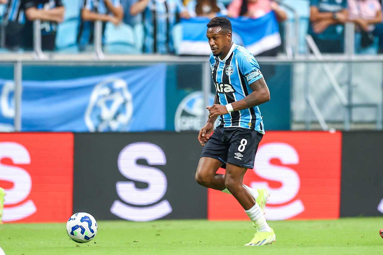 Edenílson celebra acerto e promete entrega no Botafogo