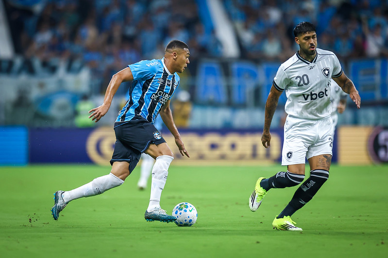 Em noite de muitos gols, Botafogo sai na frente, mas não resiste ao Grêmio no Sul