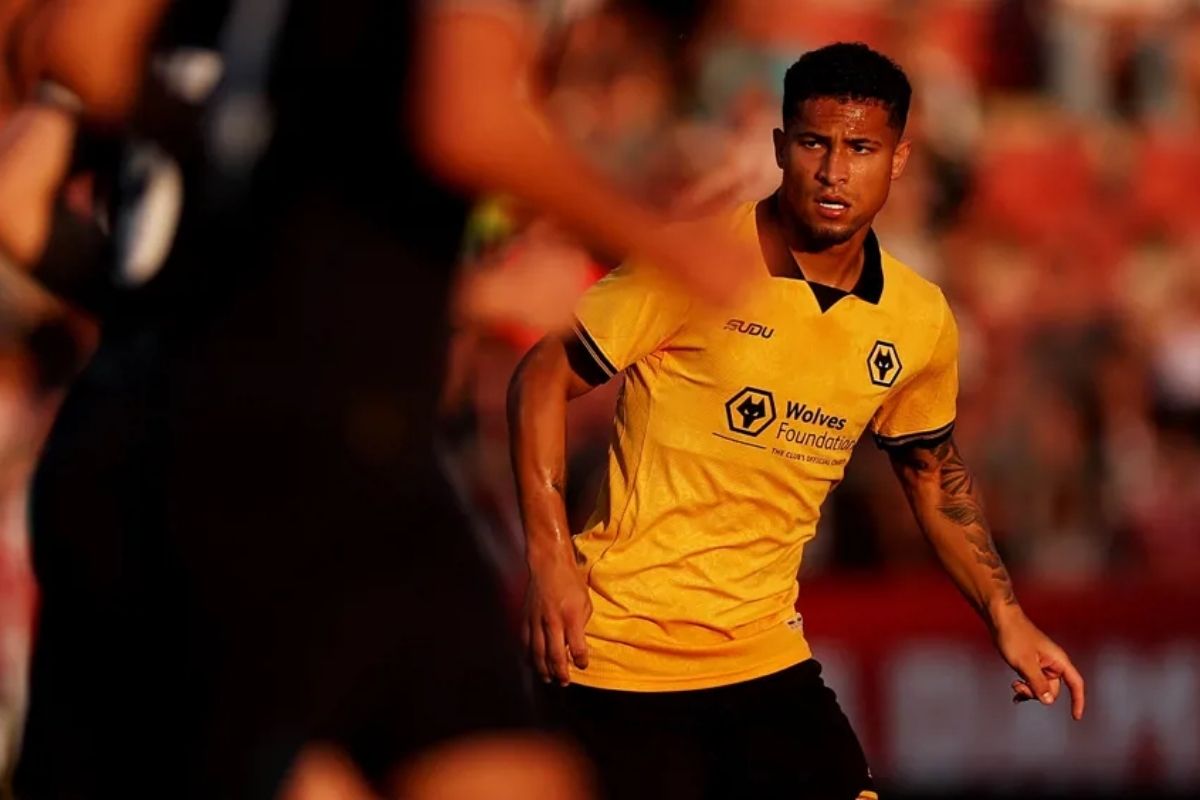 Ex-Flamengo entra no radar do Napoli, mas Wolverhampton faz jogo duro para vender volante