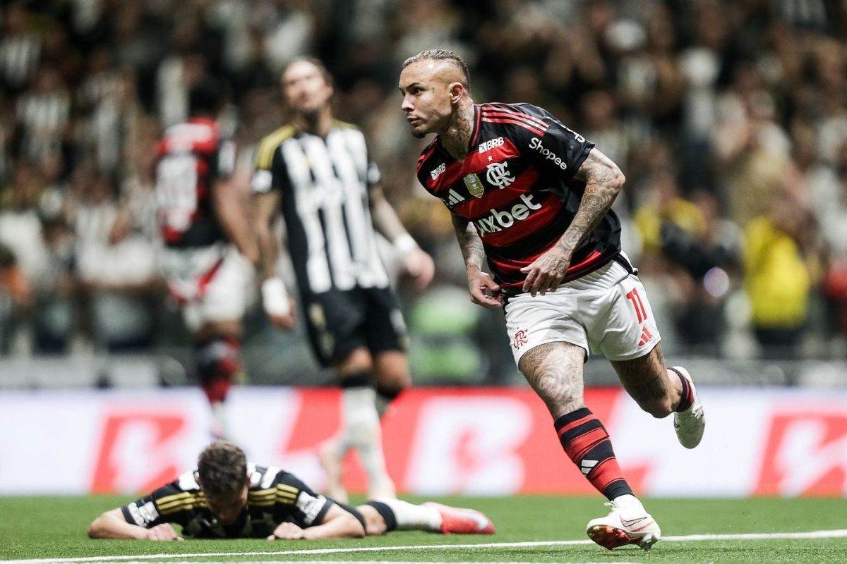 Everton Cebolinha comemorando gol pelo Flamengo