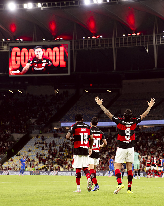 Flamengo goleia Sampaio Corrêa no Maracanã e se garante nas quartas de final do Carioca