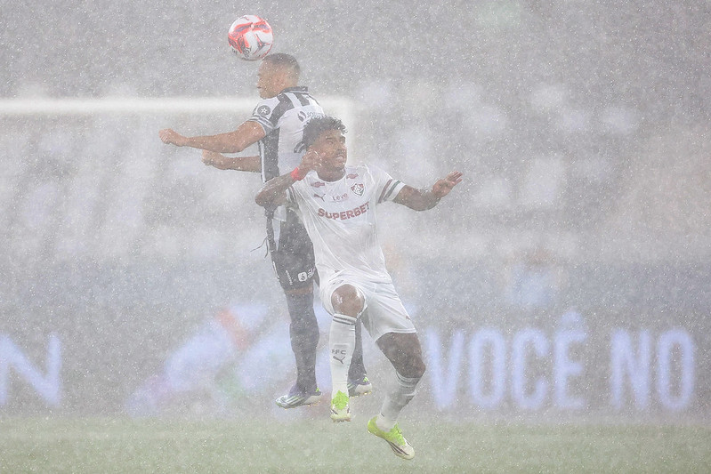 Fluminense bate Botafogo em jogo de muita chuva e se garante nas quartas de final do Carioca
