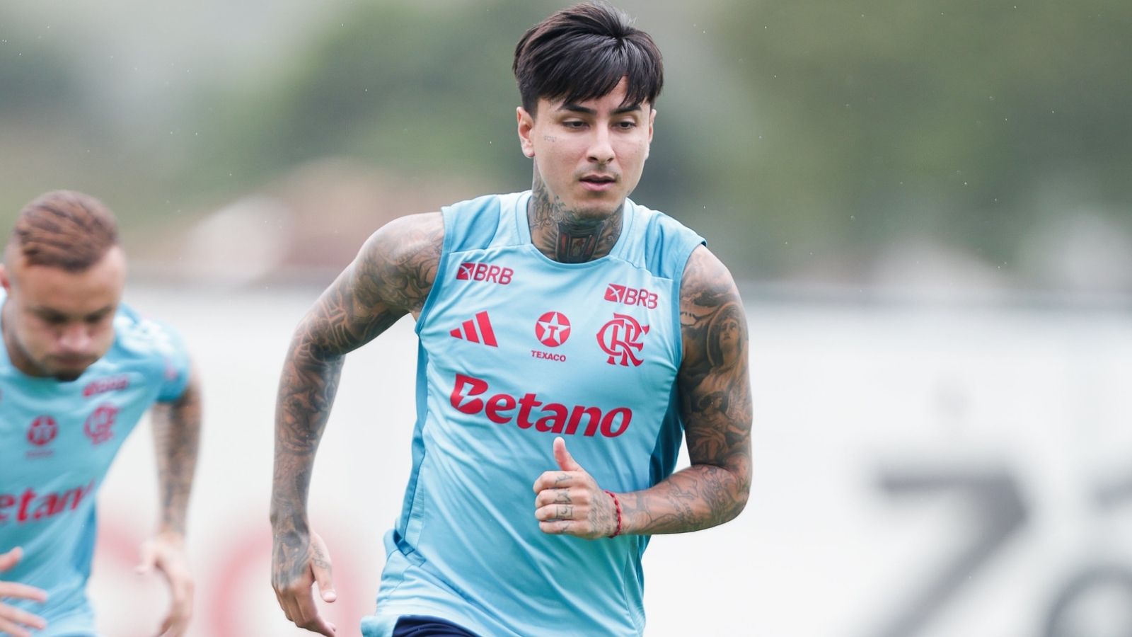 Gol de placa: Pulgar, do Flamengo, doa 10 casas a vítimas de incêndios no Chile