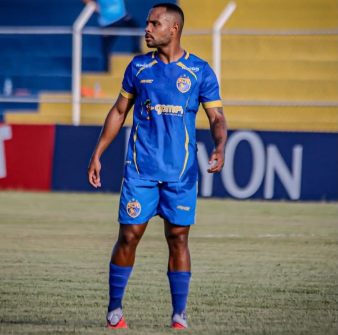 Jogador do Sampaio Corrêa passa mal em campo e é levado a hospital