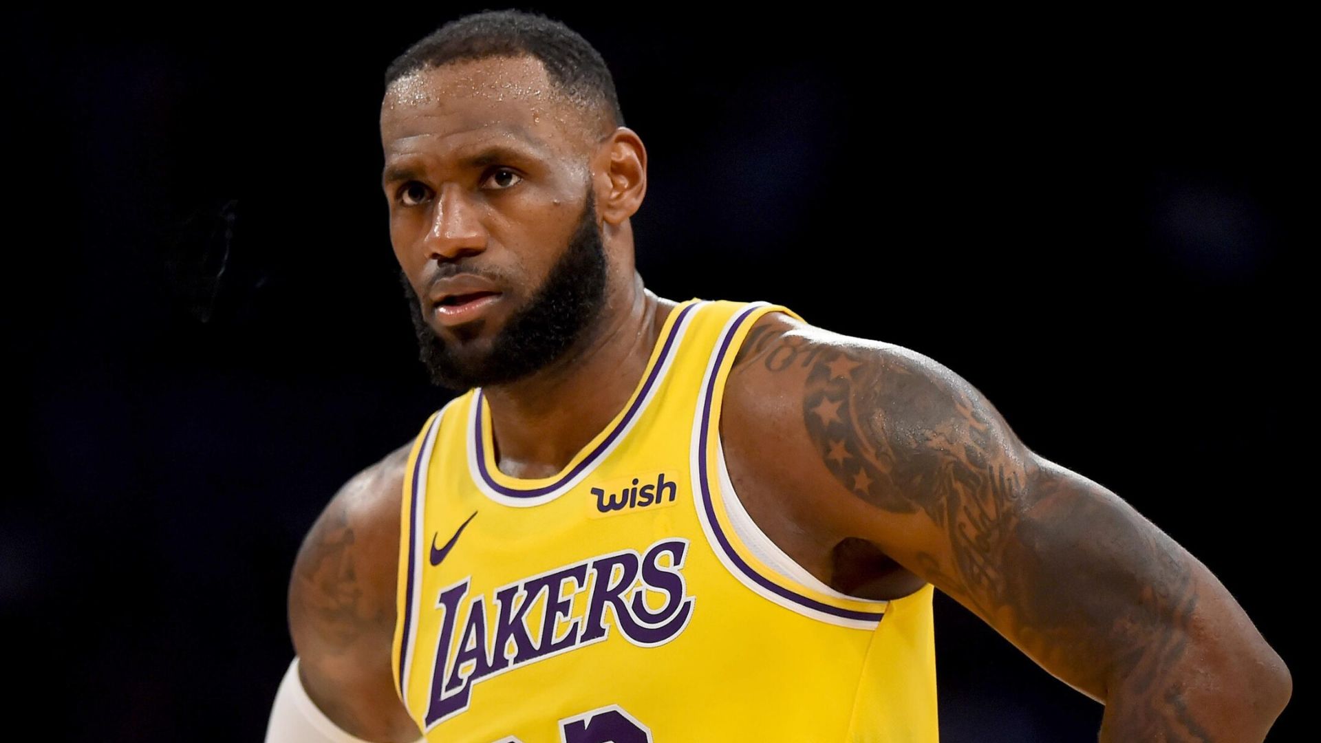 LeBron James faz história aos 41 anos com triplo-duplo e recorde de longevidade na NBA