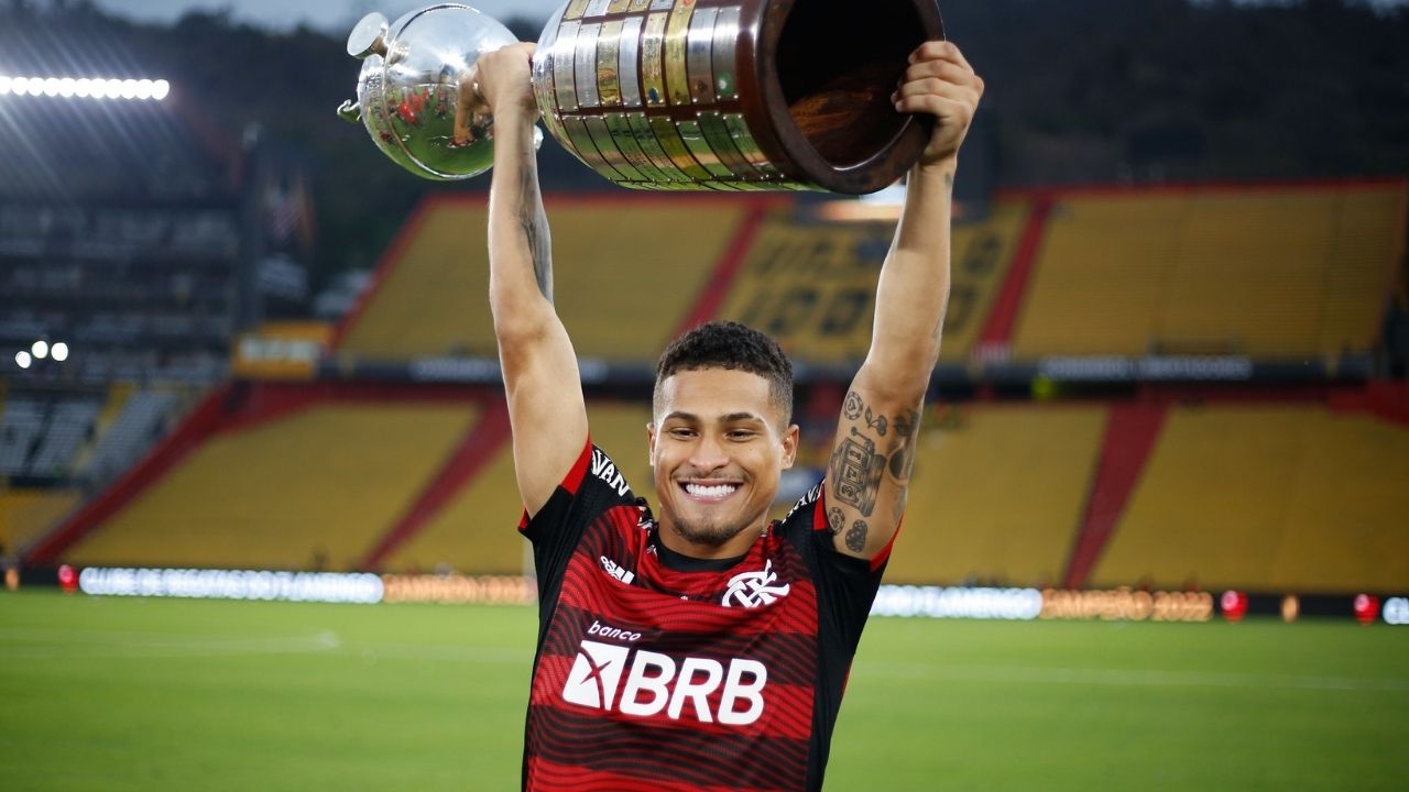 Napoli e United brigam por João Gomes; ex-Flamengo pode mudar de clube