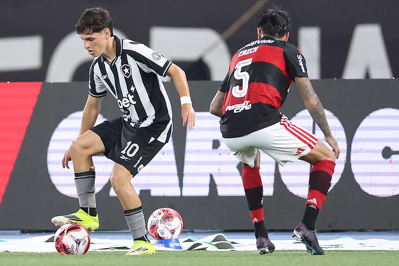 PC Oliveira vê falta no gol do Flamengo e revolta Botafogo