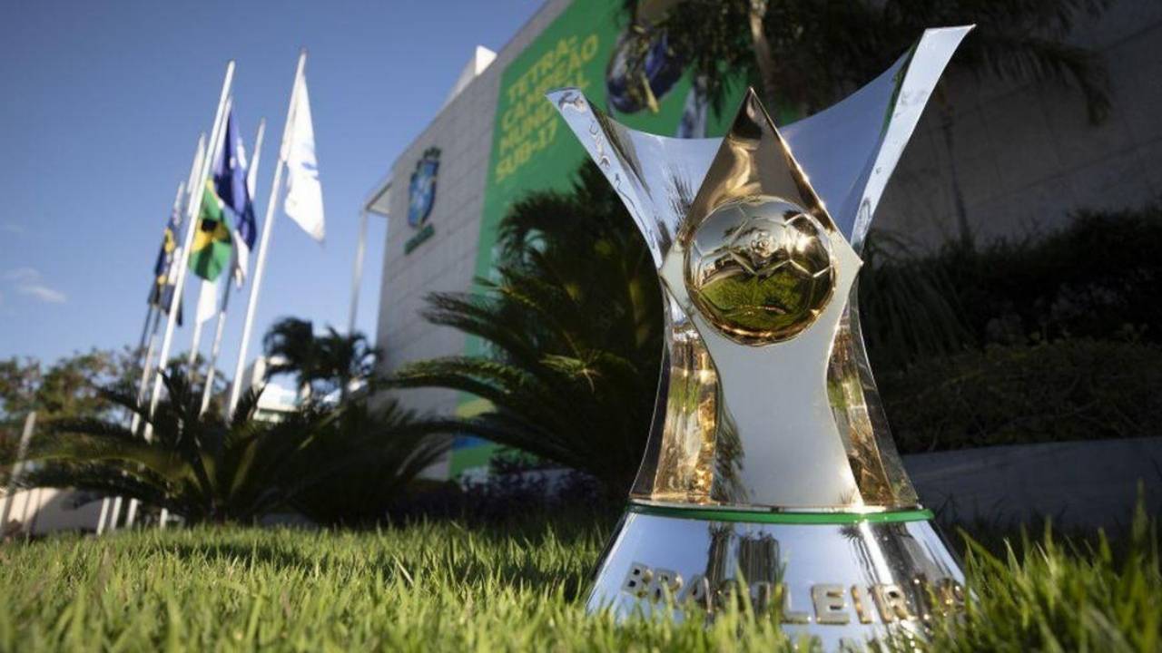 Técnico de time do Brasileirão "demite" próprio jogador ao vivo em coletiva