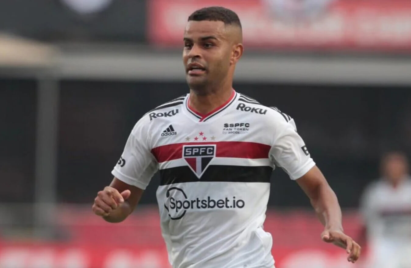 Alisson chega ao Rio para assinar com o Fluminense e reencontrar Zubeldía