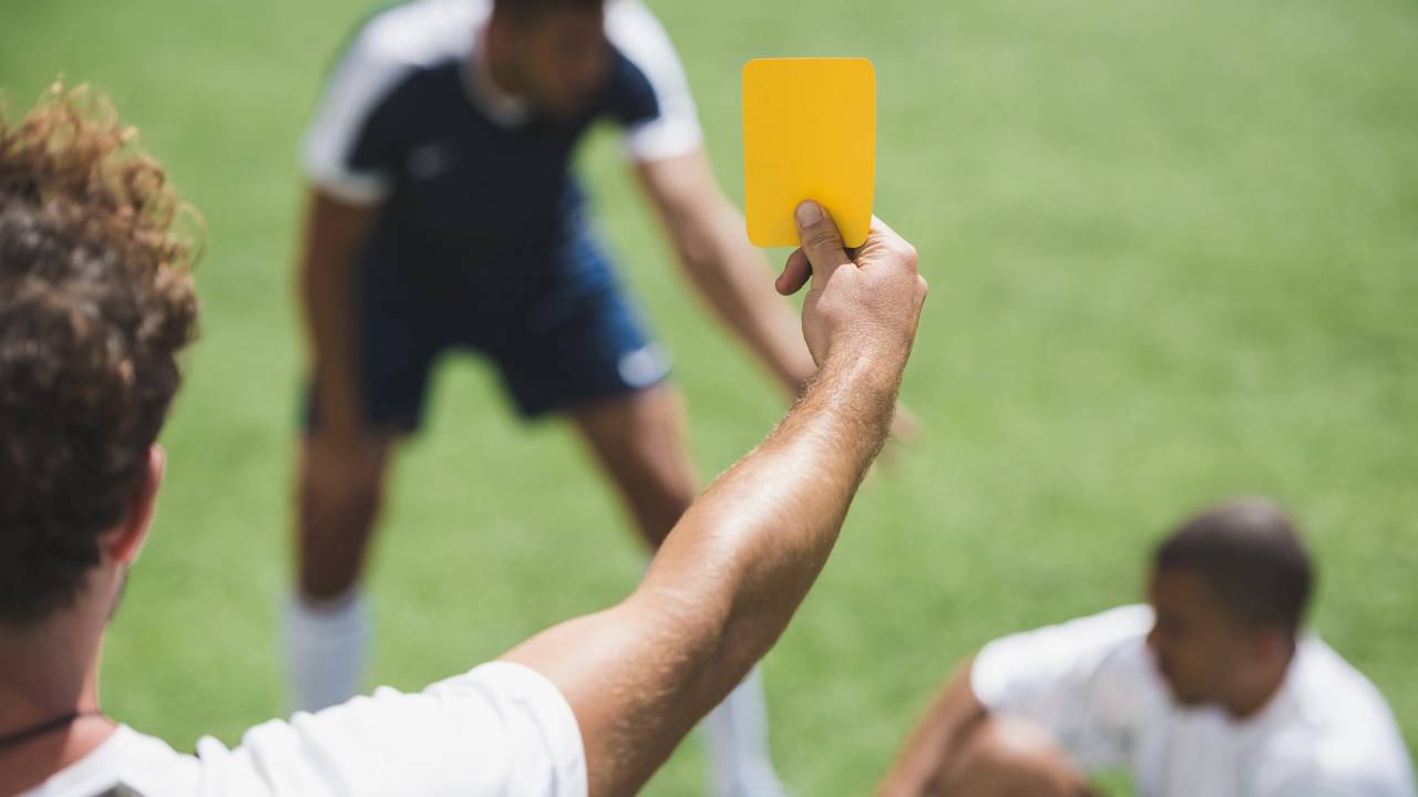 Árbitro admite falha após jogador não ser expulso com dois cartões amarelos