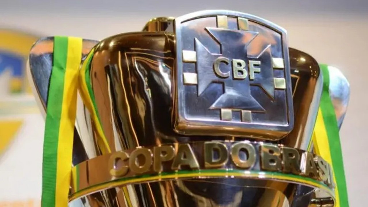 Troféu dourado da Copa do Brasil com emblema CBF e fitas verde e amarelas.