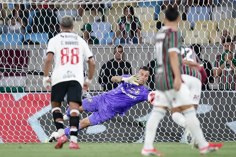Em jogo de três pênaltis, Fluminense elimina o Vasco e avança para a final do Carioca