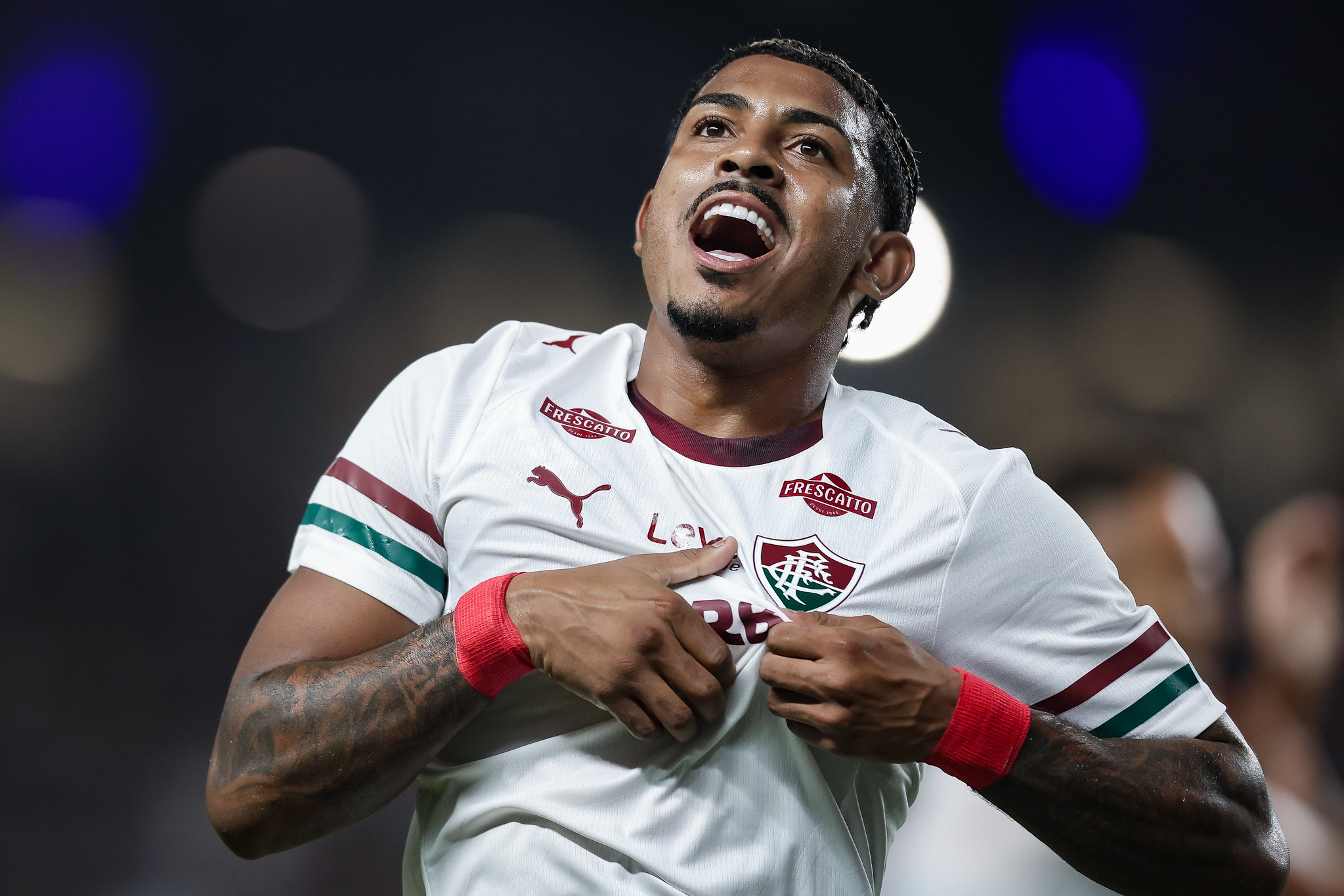 Fluminense vence o Remo e cola na liderança do Brasileirão