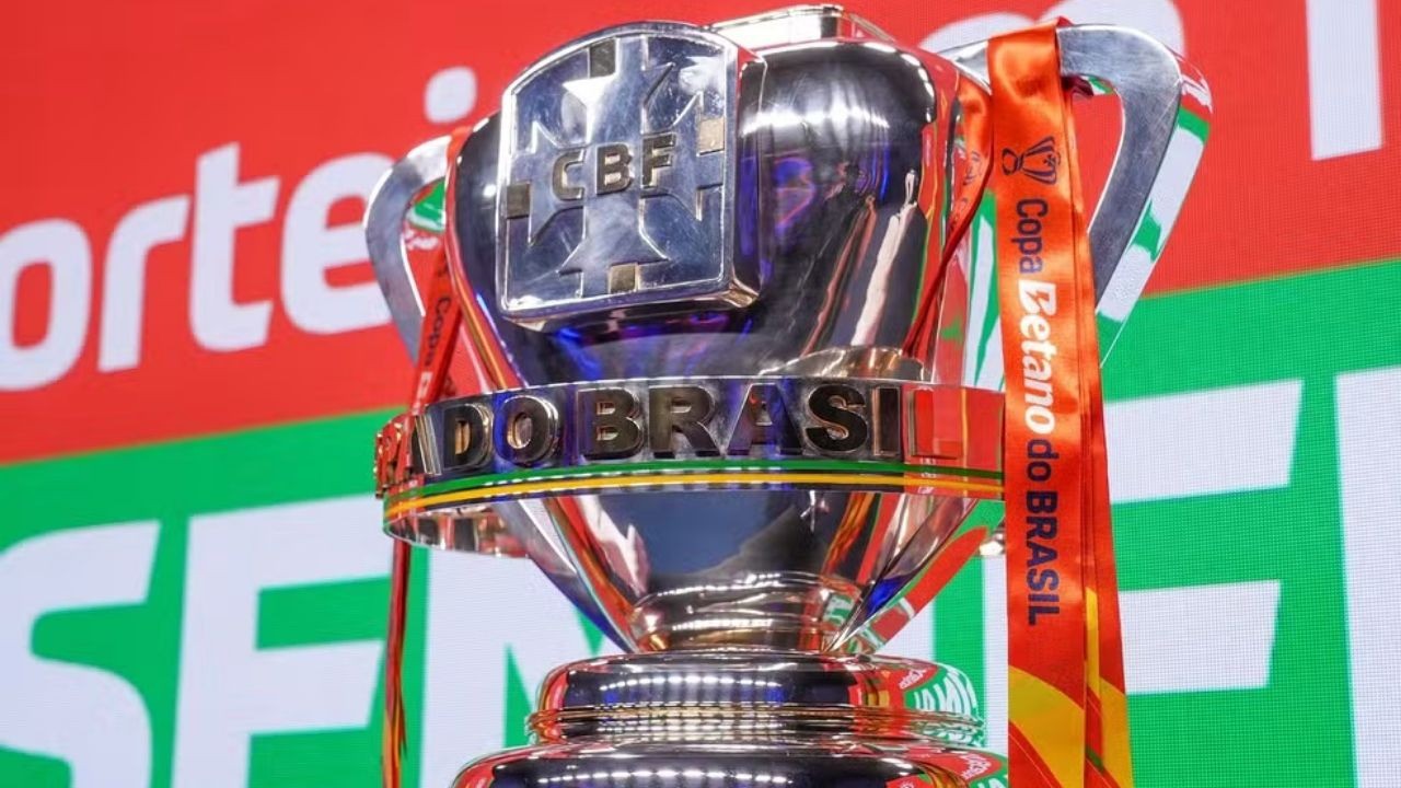 Troféu da Copa do Brasil, com fita laranja "Copa Betano do BRASIL" e logo da CBF.