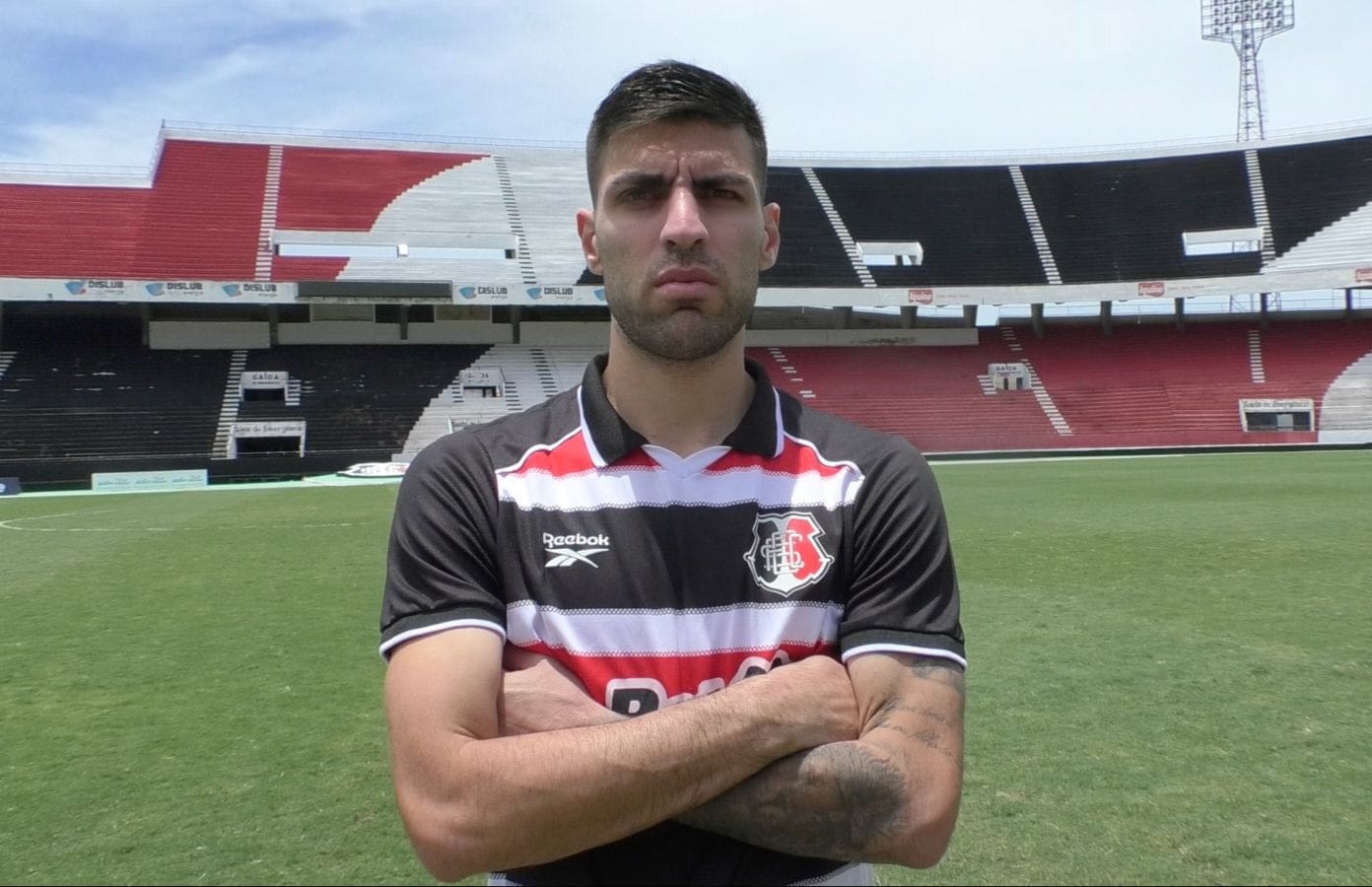 Lateral-direito ex-Flamengo é anunciado pelo Santa Cruz