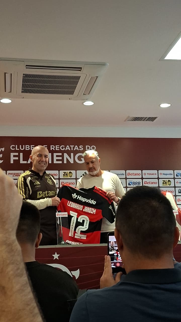 Leonardo Jardim é apresentado no Flamengo e fala sobre Filipe Luis