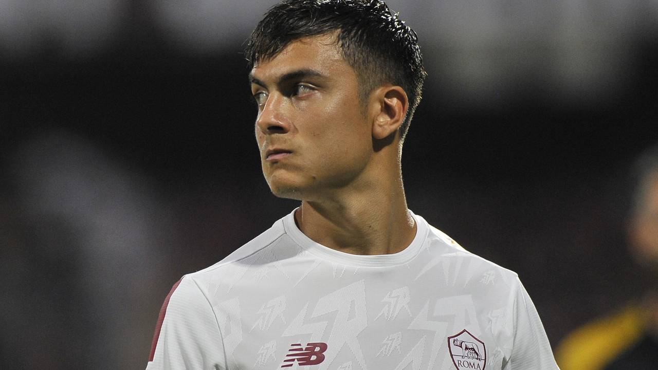Paulo Dybala volta a considerar propostas do futebol brasileiro em meio às negociações com gigante argentino