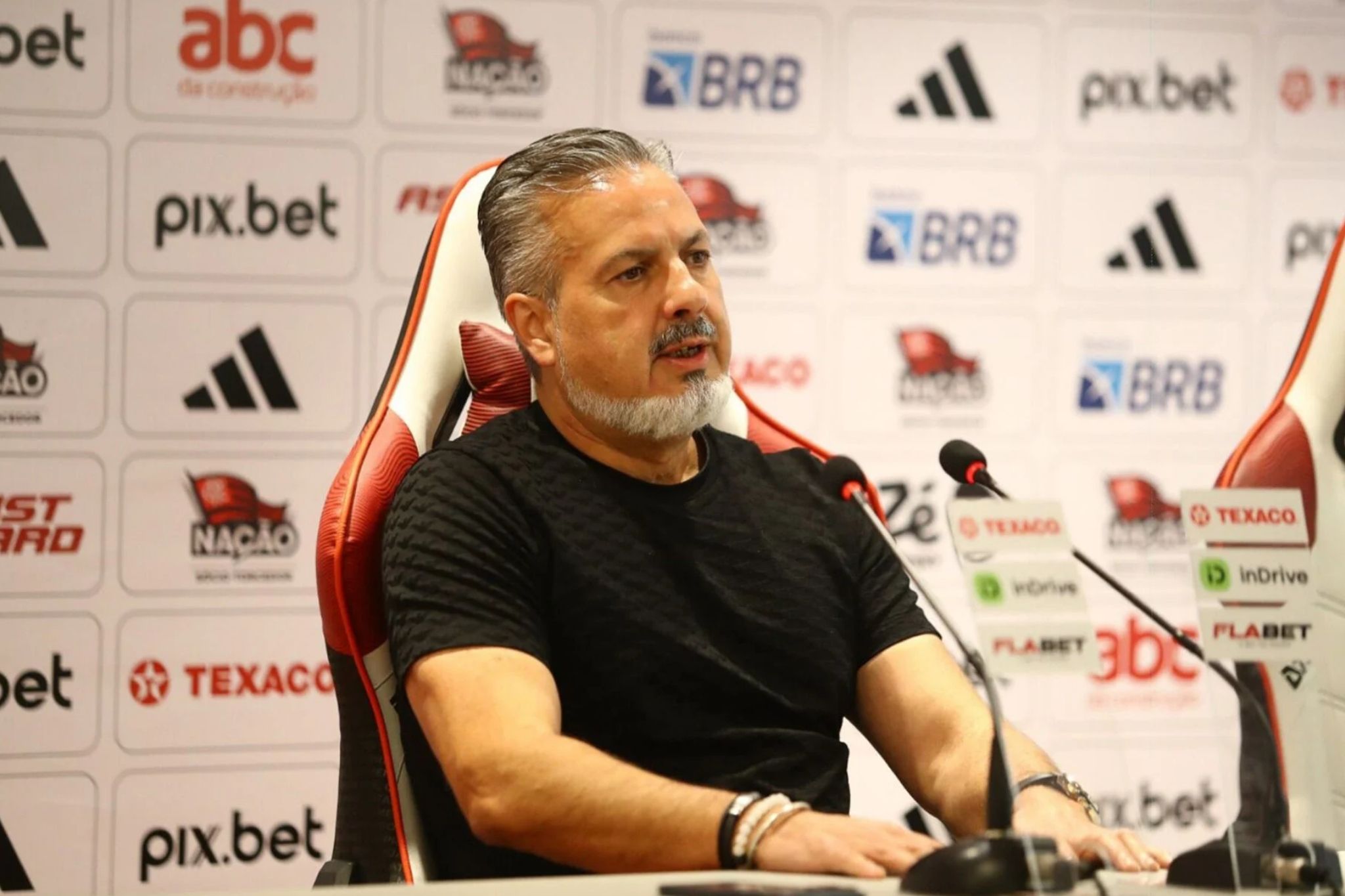 Pressionado, José Boto perde credibilidade com jogadores e funcionários do Flamengo