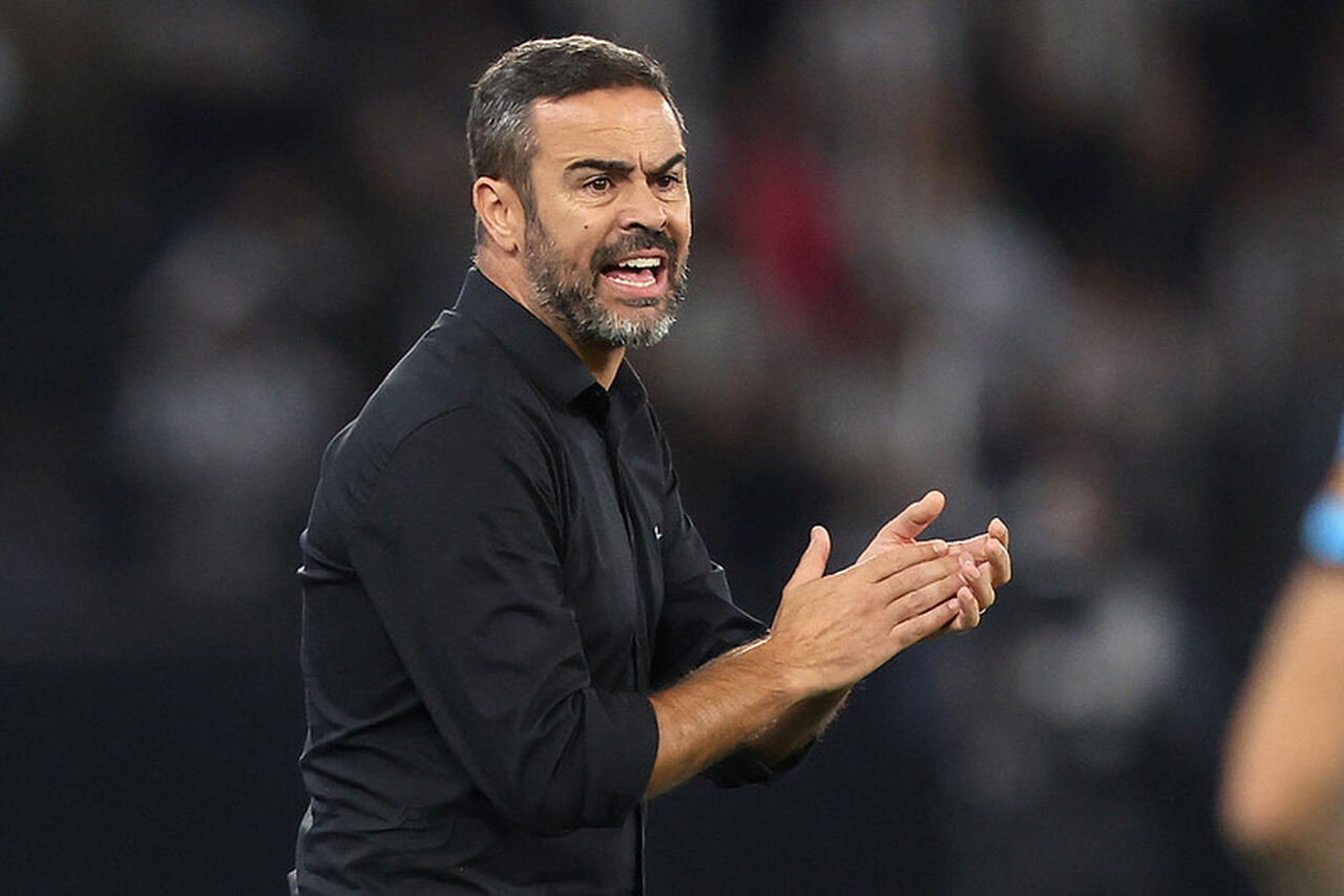Sem entraves financeiros, Cruzeiro avança por ex-técnico do Botafogo