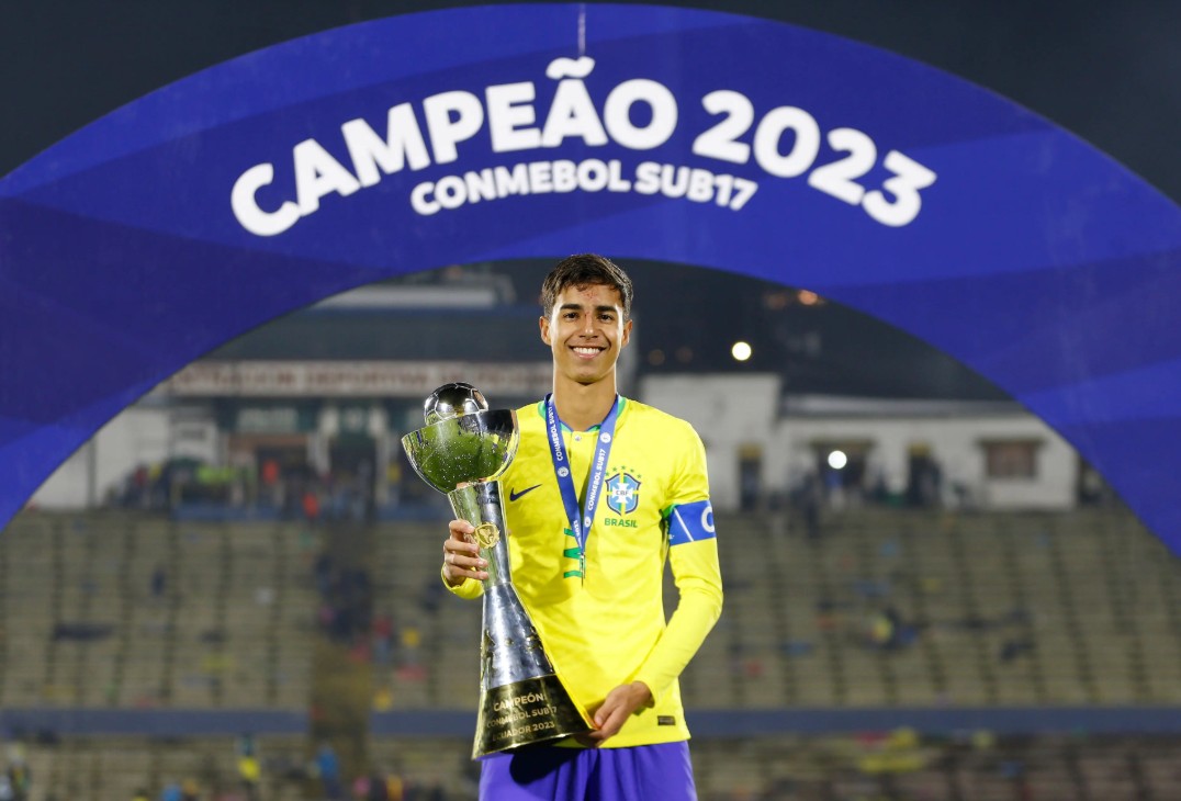 Vitor Reis ganha convocação e seleção tem renovação defensiva após lesão
