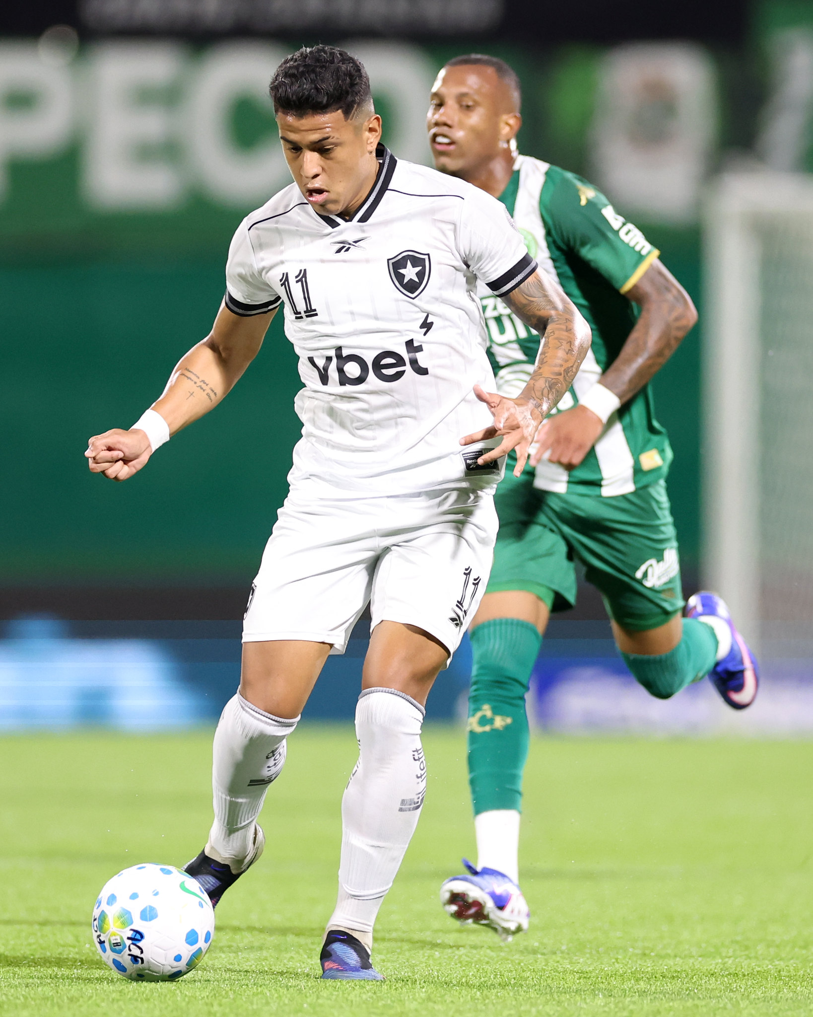 Avassalador! Botafogo atropela a Chapecoense