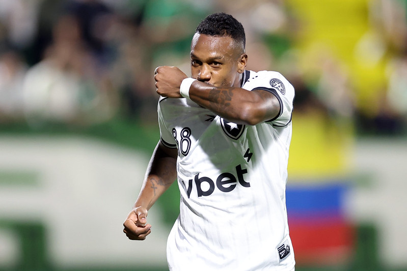 Botafogo goleia, Edenilson brilha e meia destaca: 'grupo merece, trabalha muito'
