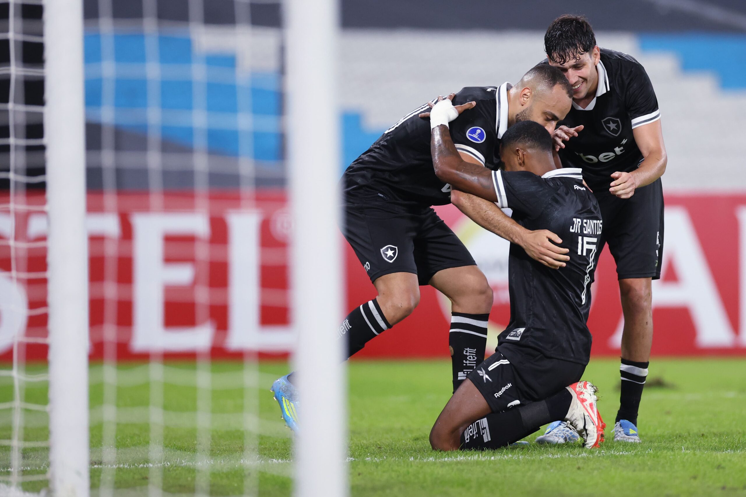 Com gol nos acréscimos, Botafogo derrota o Racing fora de casa na Sul-Americana