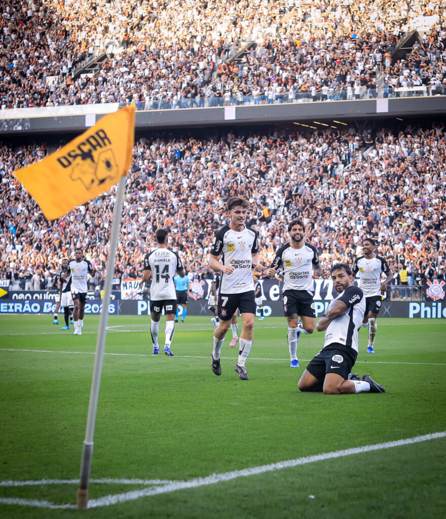 Corinthians é denunciado no STJD, e André pode pegar até seis jogos de suspensão